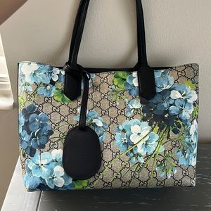 GUCCI
GG Supreme Monogram Blooms Small Reversible Tote Beige Blue Navy
